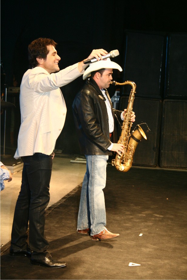 prefeito tocando sax
